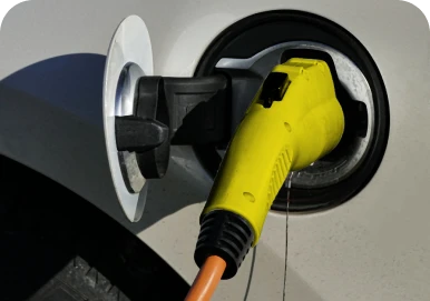 Câble de recharge inséré dans une voiture électrique